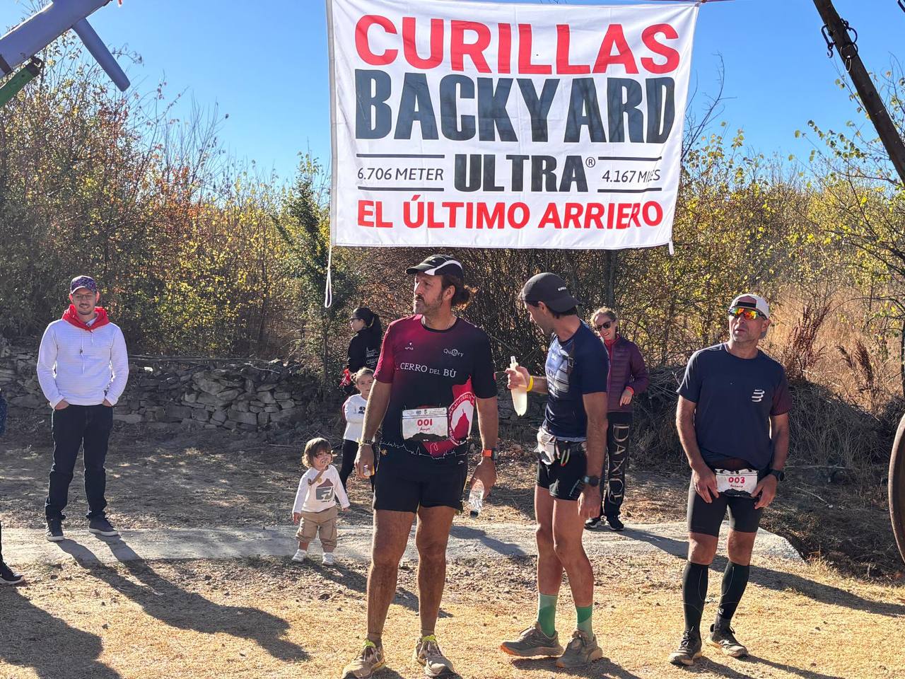 Corredores pasando bajo la pancarta de Curillas Backyard Ultra