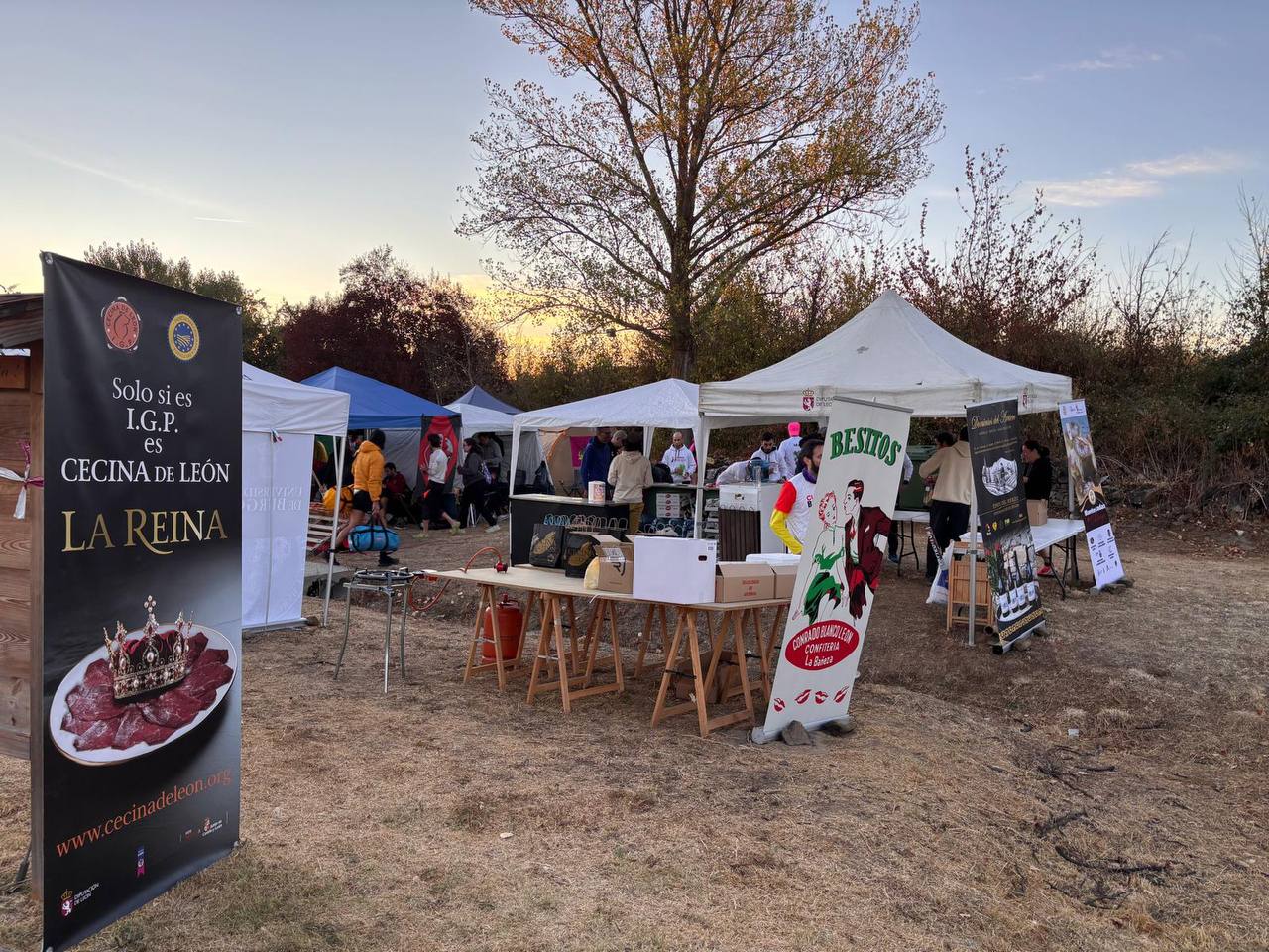 Zona de avituallamiento y ambiente de la carrera en Curillas